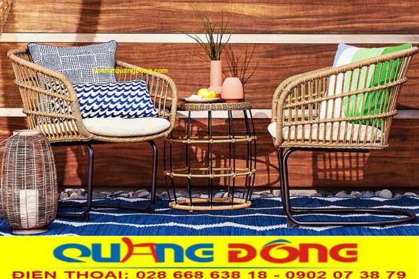 Bộ bàn ghế giả mây QD-2061 gồm 2 ghế 1 bàn đẹp cho ban công Bộ bàn tròn 2 ghế giả mây QD-2061 tô điểm cho không gian ban công hiện đại