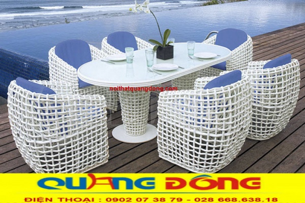 Không gian ngoại thất khu vực hồ bơi thêm sang trọng với mẫu bàn ghế giả mây QD-369 màu trắng