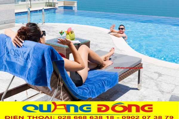 Mẫu ghế nằm hồ bơi QD-1244 được ghi hình tại khách sạn rosaka hotel nha trang có thể ngâm được trong nước