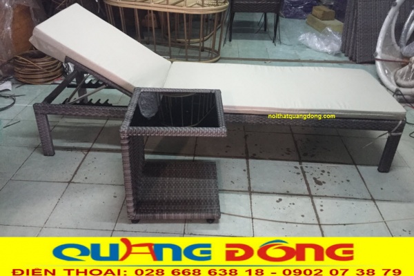 Ghế hồ bơi QD-1247 sử dụng kèm chiếc bàn nhỏ duyên dáng Ghế nằm hồ bơi QD-1247 sản phẩm sản xuất thủ công bằng sợi nhựa giả mây gam màu xám khói