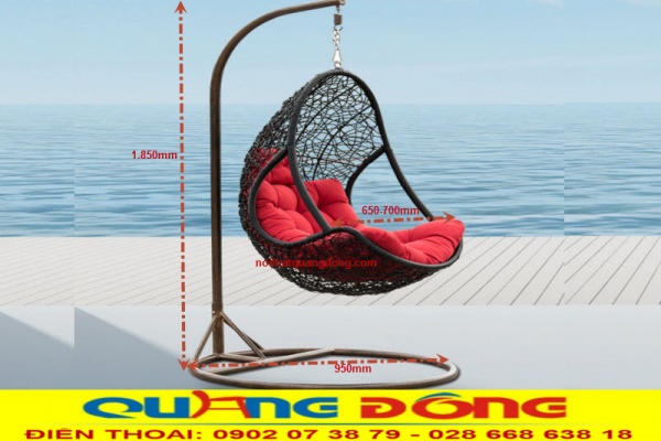 Mẫu xích đu mây nhựa QD-402 nhỏ gọn dùng được cho nhiều không gian, như mái hiên sân thượng