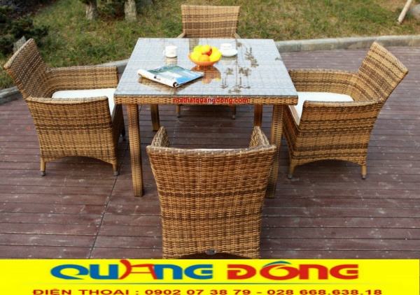Bàn ghế giả mây QD-064 gam màu vàng vân loang tự nhiên Bộ bàn ghế giả mây QD-064 với gam màu vàng giả mây tự nhiên dùng cho sân vườn ngoài trời
