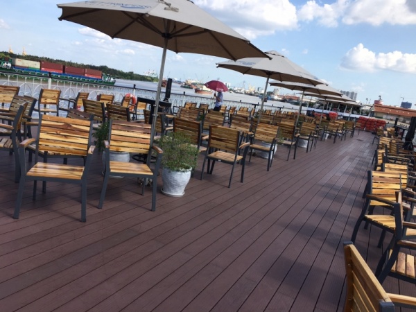 Bàn ghế gỗ teak kết hợp khung thép sơn tĩnh điện tại tàu du lịch Saigon Princess