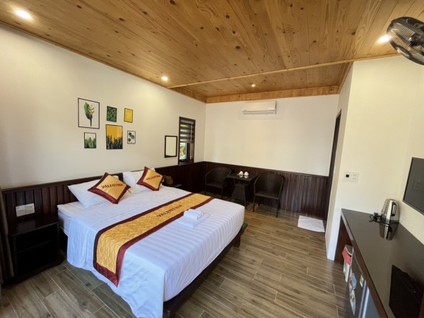 Không gian phòng ngủ Valentina Villas Phú Quốc sử dụng thêm bộ bàn 2 ghế giả mây QD-274