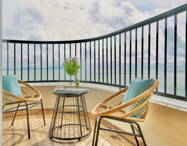 Bàn ghế nhựa giả mây QD-2083 được sử dụng ở ban công Vias hotel Vũng Tàu