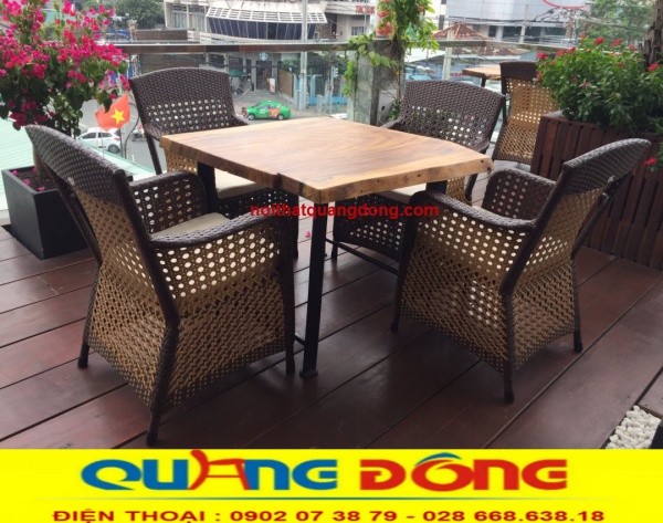 Bàn ghế sân vườn sử dụng màu nâu, màu của cát bụi rất gần gũi với thiên nhiên, bộ bàn ghế giả mây QD-267