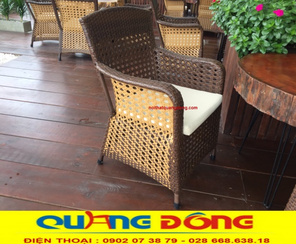 Bàn ghế giả mây QD-267 sử dụng kiểu đan mắt cáo sang trọng