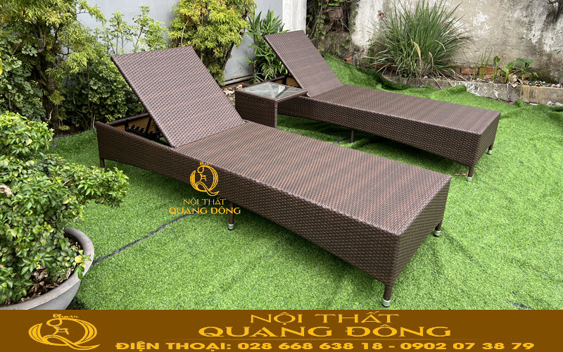 Ghế hồ bơi đan giả mây QD - 248 được thiết kế đi kèm bàn nhỏ tiện lợi