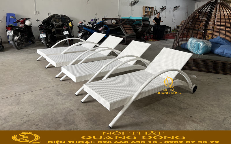 Ghế nằm hồ bơi màu trắng tinh khôi tại Nội thất Quang Đông