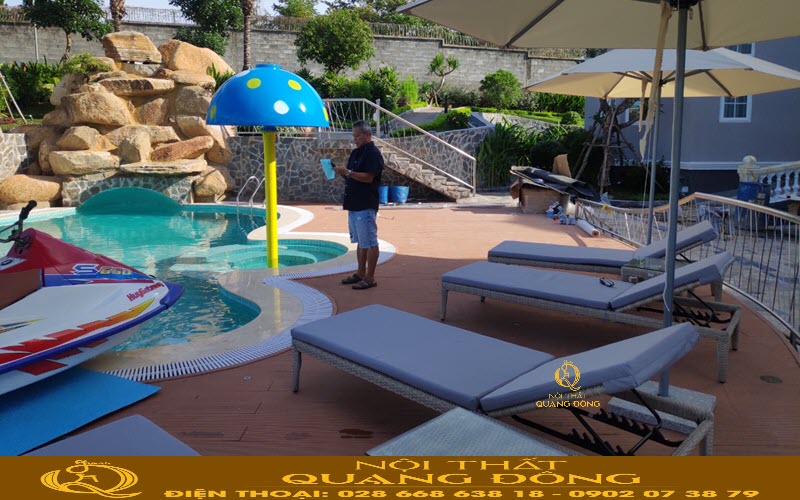 Ghế nằm hồ bơi QD - 585 tại không gian hồ bơi