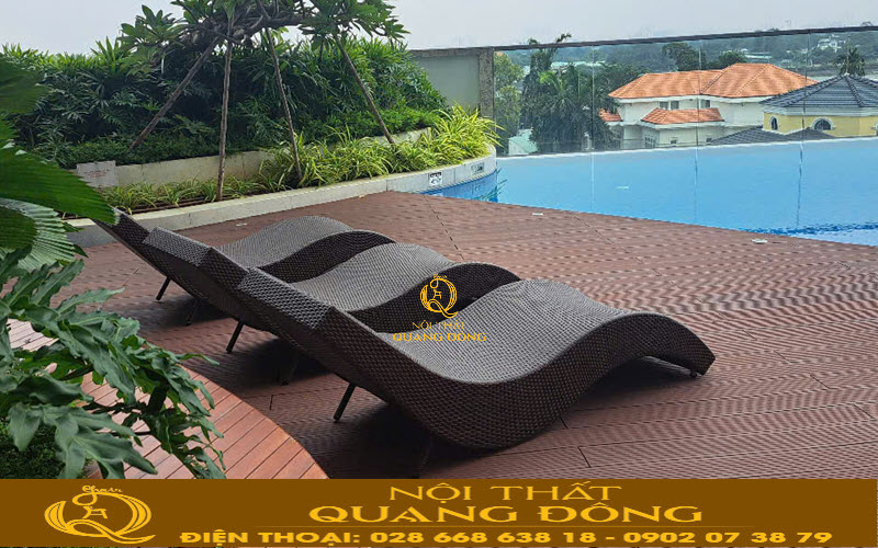 Ghế nằm hồ bơi mây nhựa với bề mặt bóng dễ dàng vệ sinh lau chùi