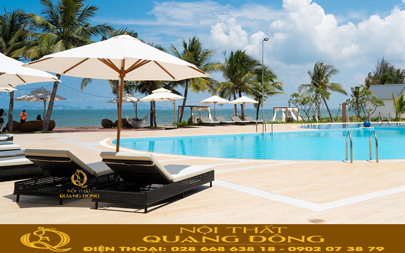 Ưu tiên thiết kế ghế hồ bơi giả mây đồng bộ với phong cách resort