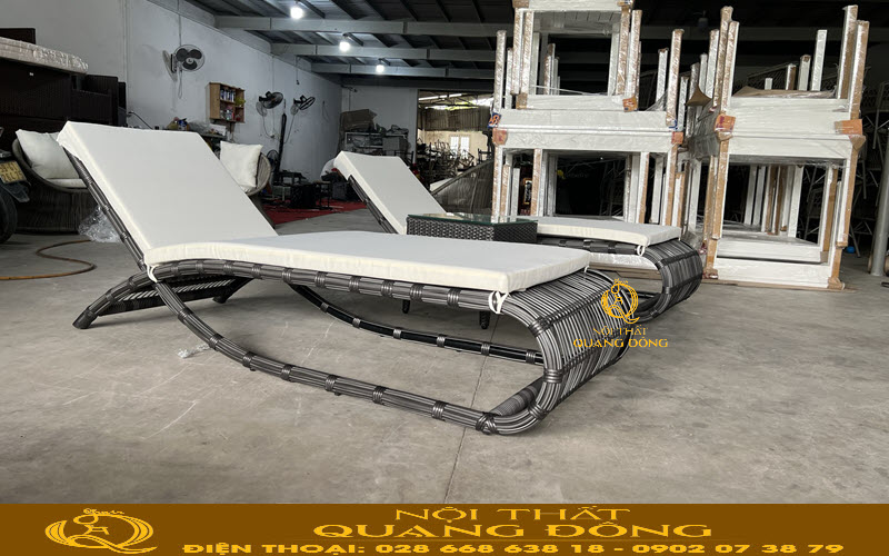 Ghế nằm hồ bơi với nệm êm ái tăng trải nghiệm thư giãn cho người dùng