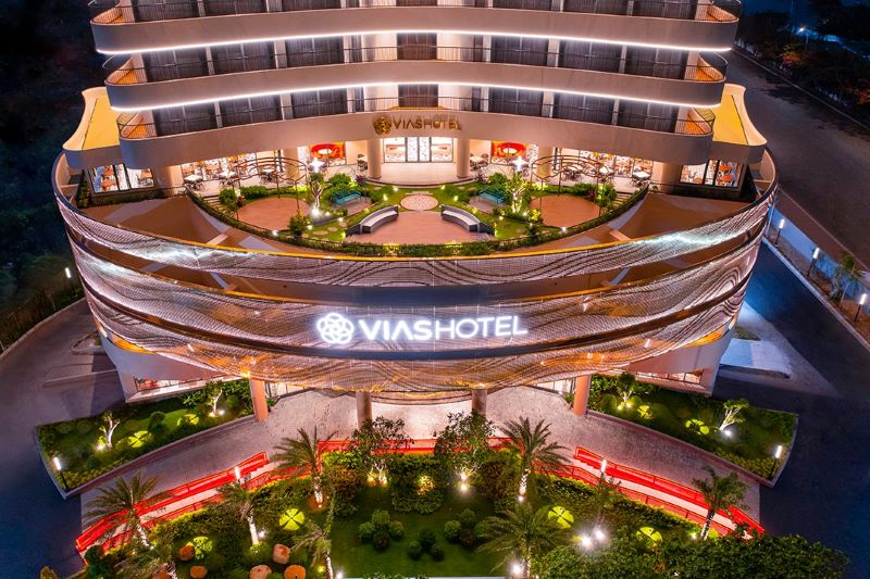 Tổng thể Vias Hotel Vũng Tàu với phía nhìn từ cổng vào với khung cảnh hoành tráng lệ