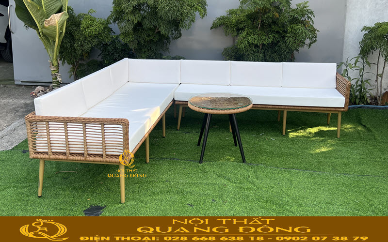 Sofa giả mây QD-744 mang gam màu vàng tự nhiên của sợi mây nhựa dạng tròn, thiết kế dạng sofa chữ L phù hợp với không gian khách sử dụng.