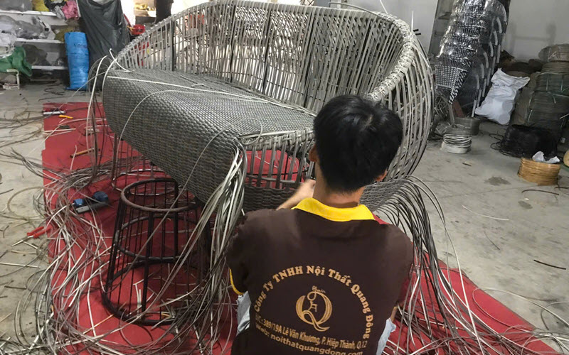 Xưởng Nội thất Quang Đông kiểm soát chặt chẽ các công đoạn sản xuất Sofa mây nhựa tại xưởng Nội thất Quang Đông được đan tay thủ công tỉ mỉ 100%
