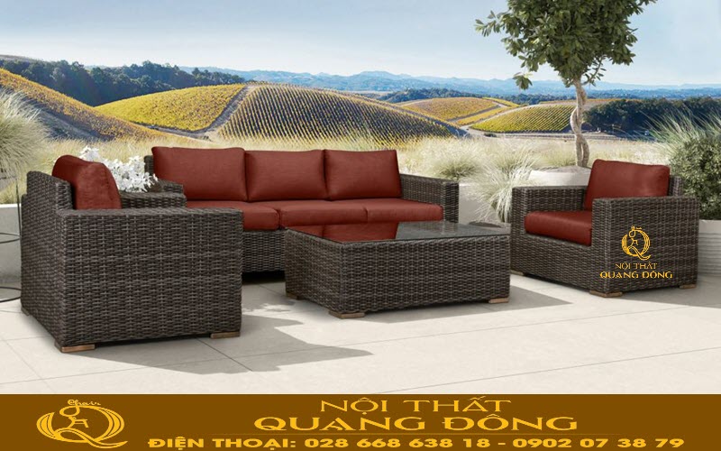 Sofa mây nhựa QD-723 sử dụng thêm nệm lót màu đỏ đô thể hiện nên sự lãng mạng