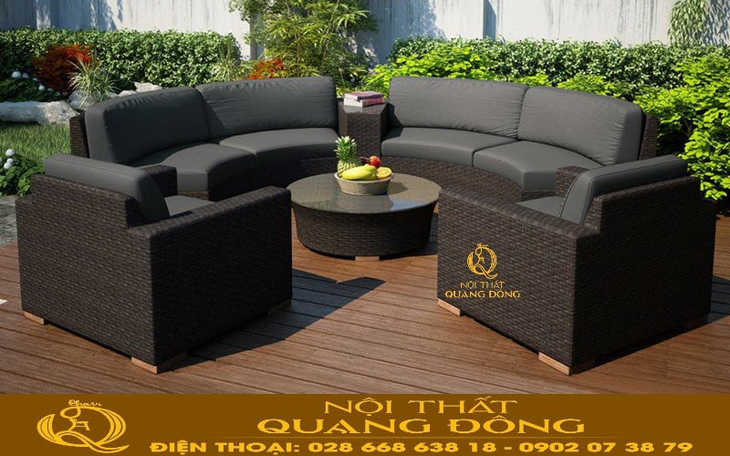 Sofa mây nhựa QD-730 được thiết kế gồm sofa hình bán nguyệt kết hợp thêm 2 ghế đơn và bàn tròn ở giữa