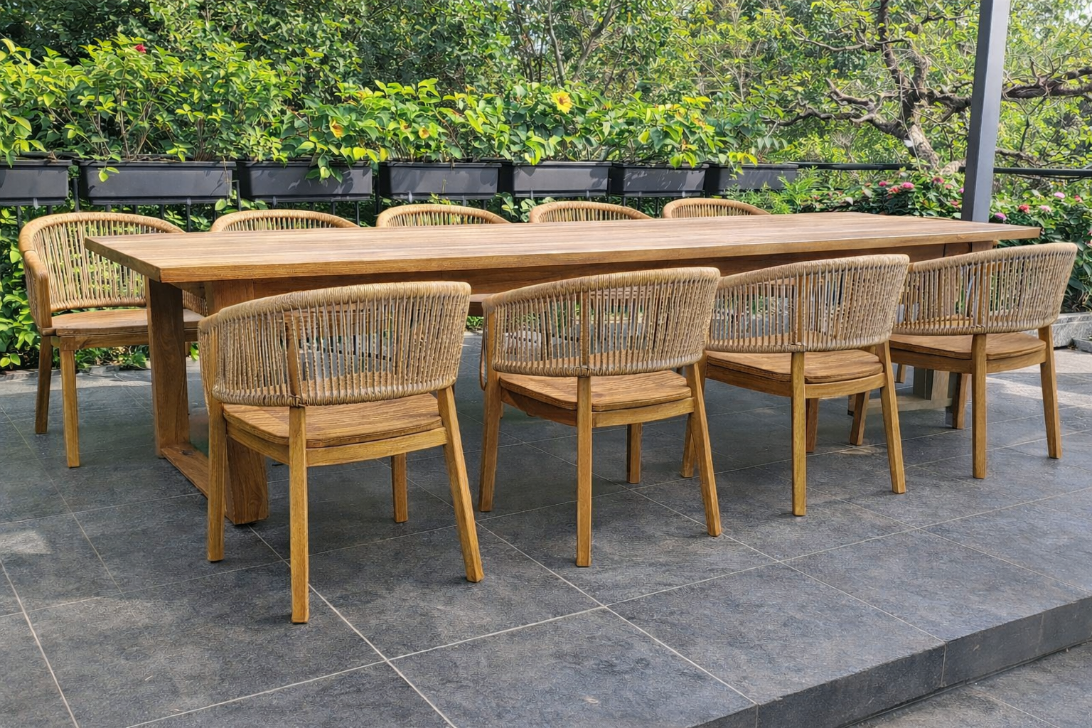 Bàn ghế bằng gỗ sang trọng và ấm áp Bàn ghế bằng gỗ sang trọng