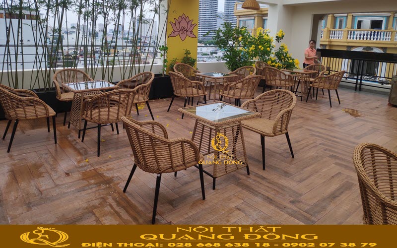 Mẫu bàn ghế giả mây QD-2090 sử dụng cho quán cafe vô cùng sang trọng với gam màu vàng tự nhiên đẹp mắt