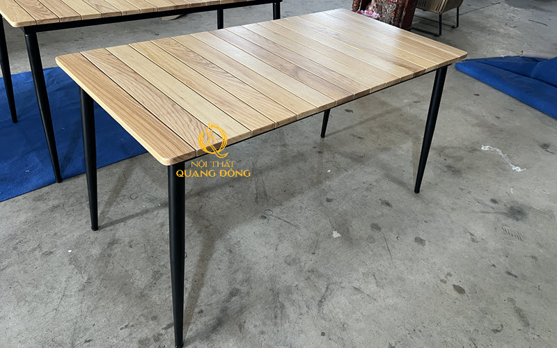 Mẫu bàn gỗ ngoài trời chân sắt sơn tĩnh điện Nội thất Quang Đông