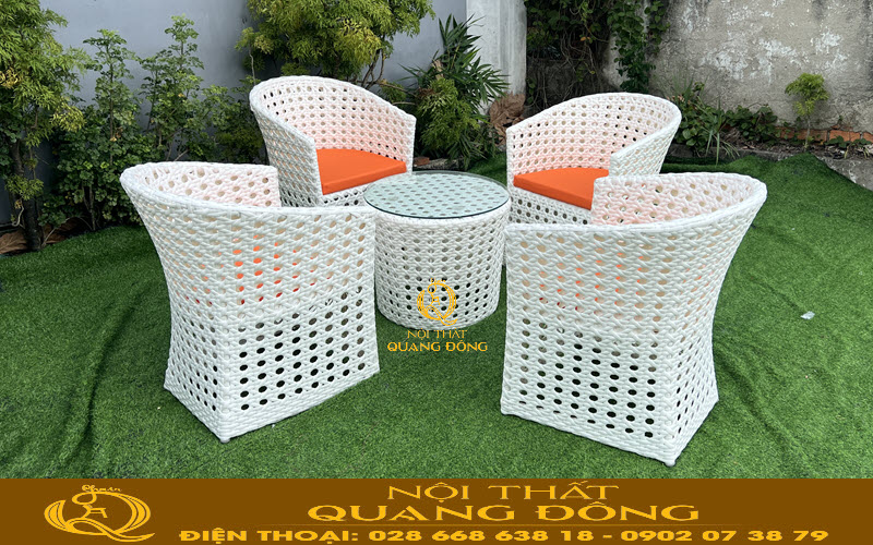 Bộ bàn ghế giả mây QD-2107 màu trắng kèm nệm cam sang trọng, phù hợp sân vườn và quán cafe ngoài trời