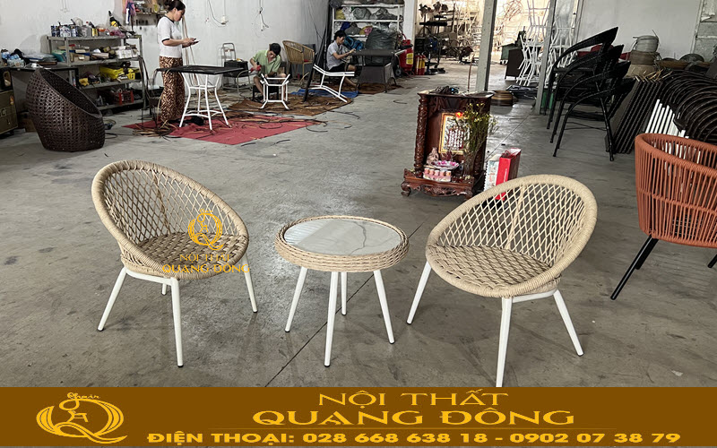 Bàn ghế giả mây QD - 2110 được đan tay bằng sợi mây nhựa cao cấp chịu nắng mưa