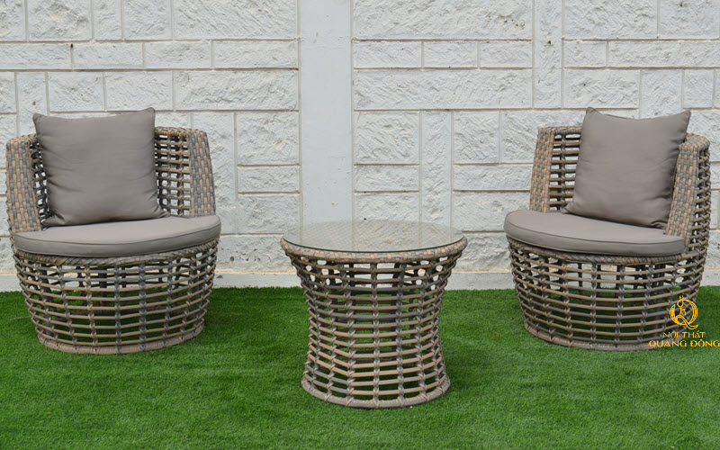 Nên chọn bàn ghế có kèm nệm gối giúp sử dụng thoải mái hơn