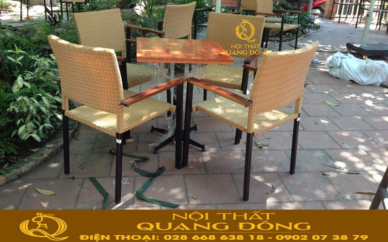 Mẫu bàn ghế giả mây QD-301 thiết kế chân cao được nhiều quán cafe sân vườn sử dụng