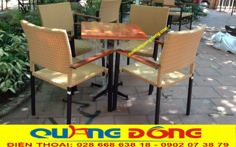 Với thiết kế chân ghế cao có thể xếp chồng gọn, bộ bàn ghế giả mây QD-301 là sự lựa chọn thông minh của những quán cafe sân vườn
