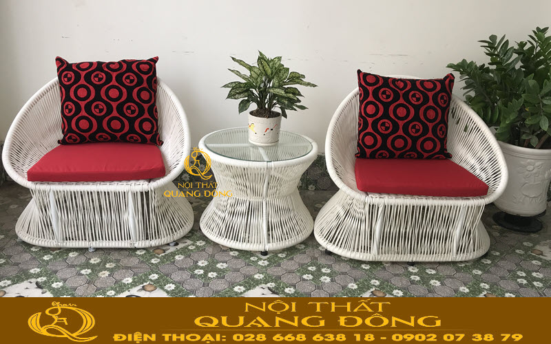 2 ghế đi kèm bàn tròn thiết kế dạng hình đồng hồ cát đẹp mắt
