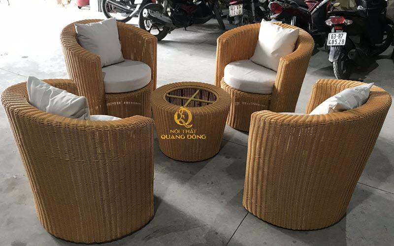 Bàn ghế giả mây QD - 319 tại xưởng Nội thất Quang Đông đang được kiểm tra hoàn thiện trước khi giao khách