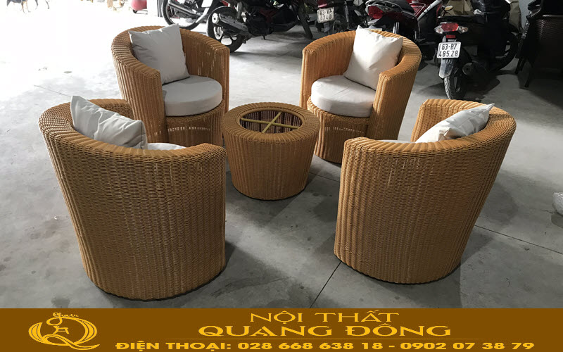 Bộ bàn ghế giả mây QD-319 đan sợi mây nhựa bản tròn 3,5 ly tone màu vàng honey cực dễ thương, dùng được cho cả nội và ngoại thất sân vườn