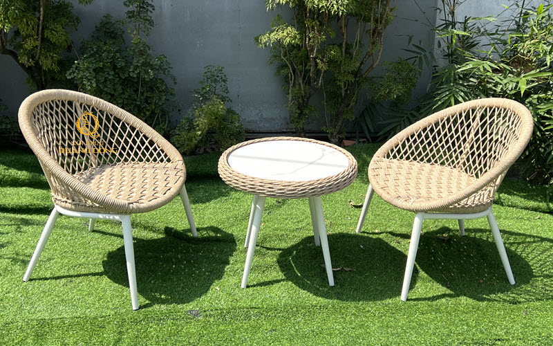 Bàn ghế ban công đan caro tinh tế tạo nên vẻ đẹp nổi bật cho ban công.