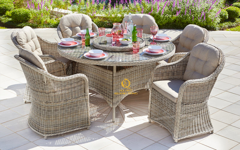 Bàn ghế giả mây mộc mạc gần gũi