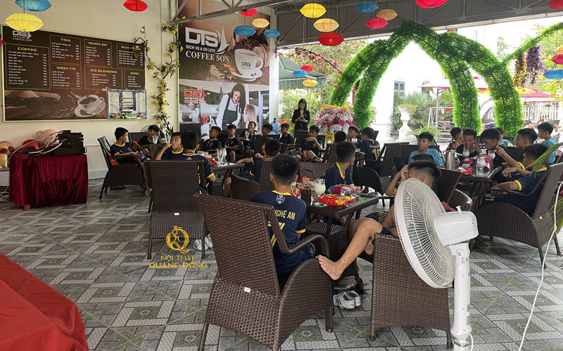 Sử dụng bàn ghế mây nhựa dẹp cho quán cafe