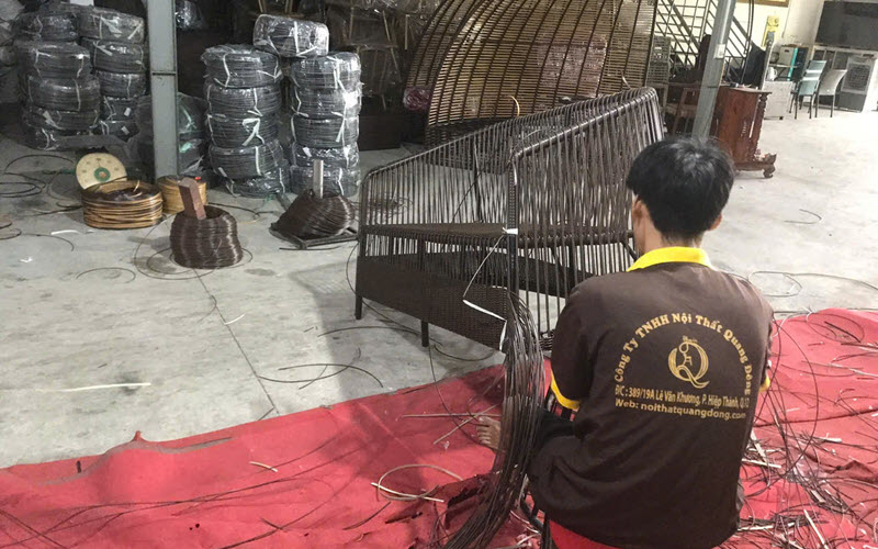 Tại xưởng Nội thất Quang Đông bàn ghế được đan tay thủ công 100% bằng sợi mây nhựa cao cấp Bàn ghế mây nhựa tại xưởng Nội thất Quang Đông được đan tay thủ công 100%