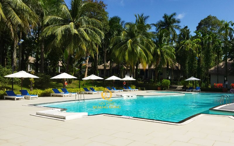 Ghế nằm hồ bơi của Nội Thất Quang Đông trang trí tại L’Azure Resort & Spa Phú Quốc