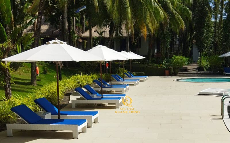 Mẫu ghế hồ bơi giả mây màu trắng QD-592 tại bể bơi resort L’Azure Resort & Spa Phú Quốc