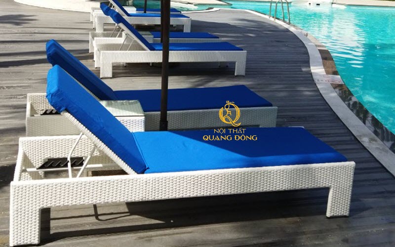 Ghế nằm hồ bôi mây nhựa màu trắng tinh khôi được đặt tại  L’Azure Resort & Spa tại Phú Quốc
