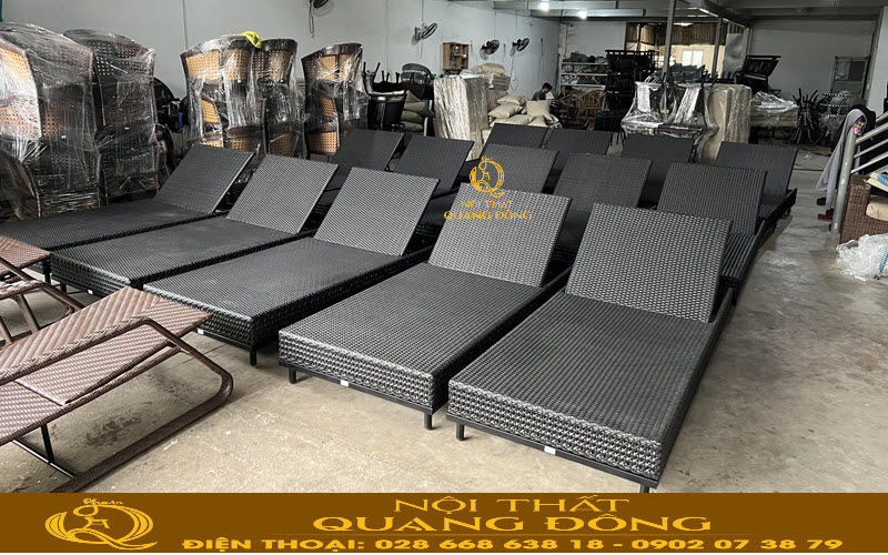 Sợi mây nhựa cao cấp đan thành phẩm ghế nằm hồ bơi tại xưởng Nội thất Quang Đông