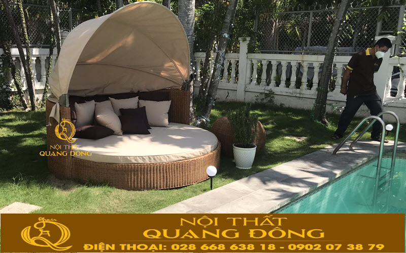 Mẫu giường tắm nắng QD-517 được thiết kế mái vòm che nắng mưa, có thể nâng hạ tùy ý