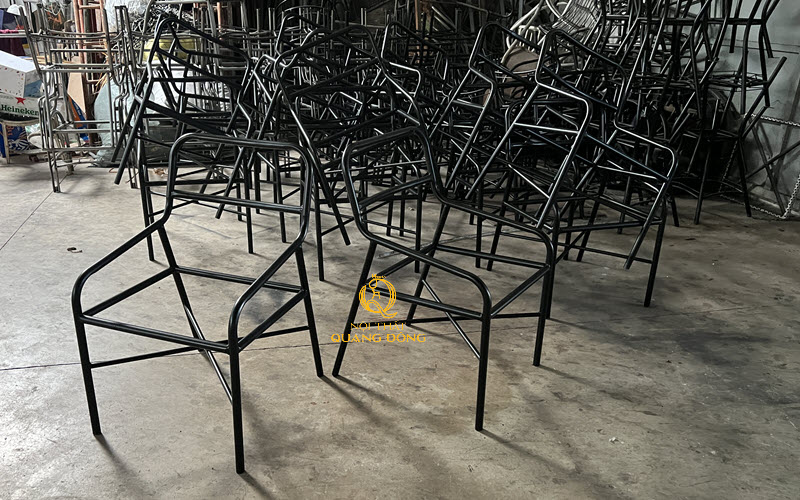 Bàn ghế giả mây có khung bằng thép sơn tĩnh điện chắc chắn và bền bỉ