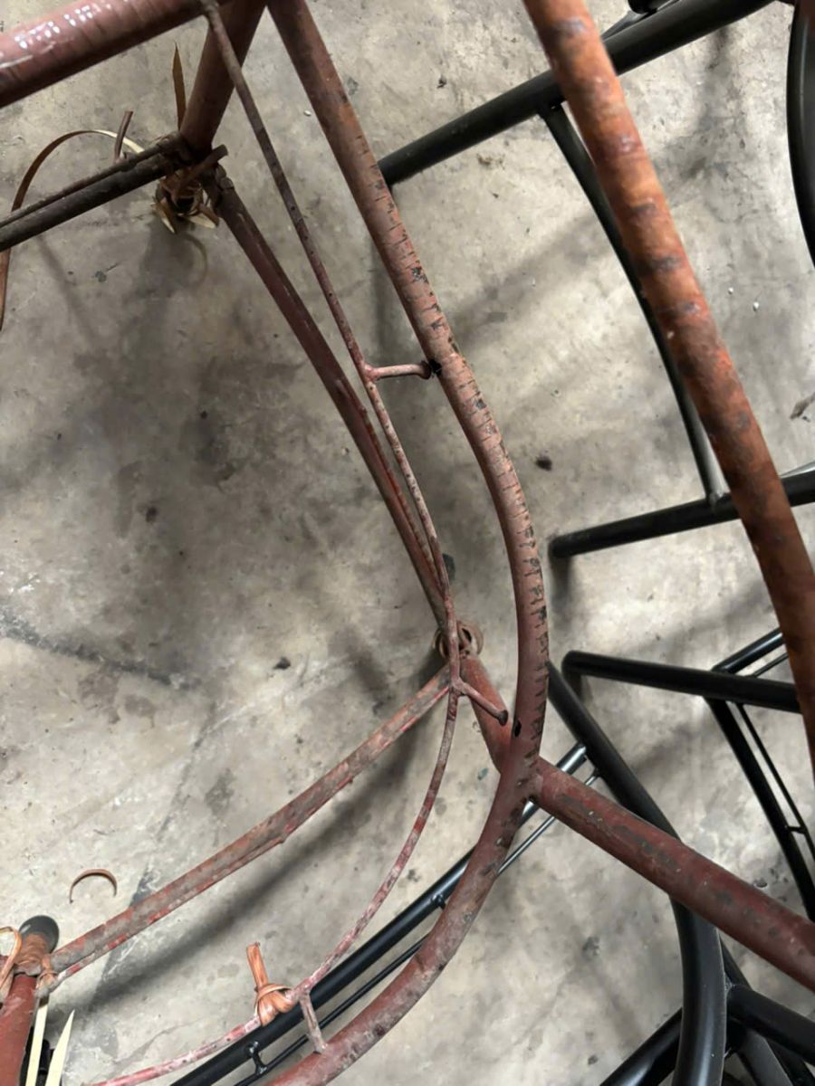 Khung bằng thép không xử lý rất dễ bị gỉ sét