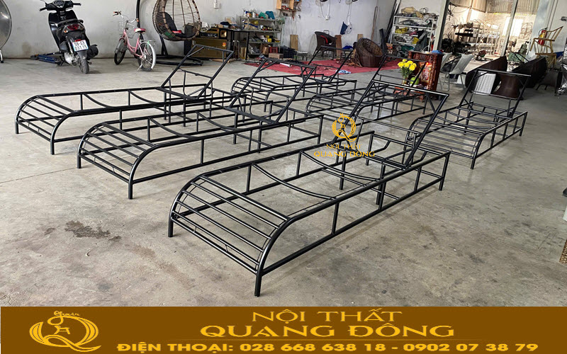 Ghế nằm hồ bơi giả mây có khung bằng thép sơn tĩnh điện chắc chắn tại xưởng Nội thất Quang Đông