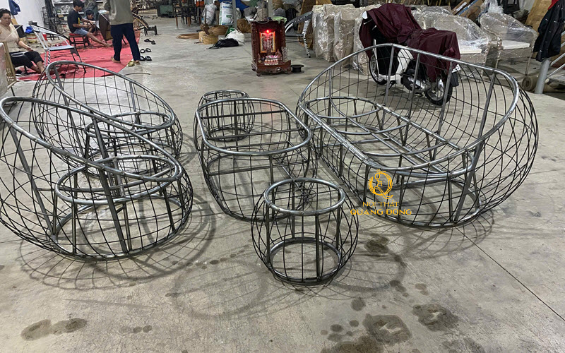 Bàn ghế mây nhựa được làm bằng khung thép sơn tĩnh điện chắc chắn Khung thép sơn tĩnh điện chắc chắn tại xưởng Nội thất Quang Đông