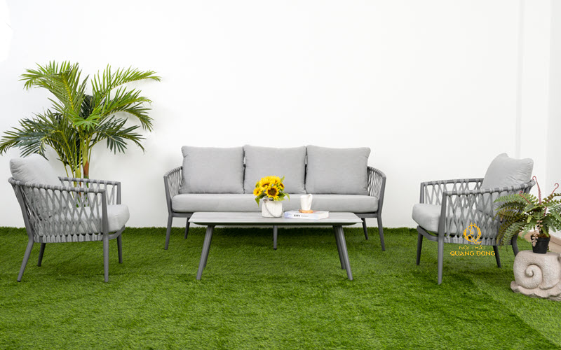 khung kim loại chắc chắn của sofa giả mây 