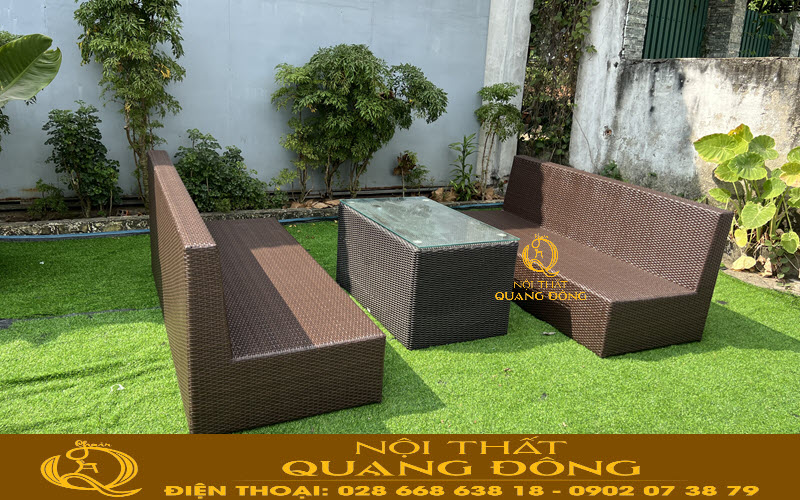 Sofa giả mây khi không sử dụng nệm lót cũng rất sang trọng và khi sử dụng tạo cảm giác ma sát với dây nhựa và đường đan rất tuyệt