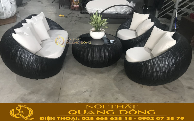 Bộ sofa giả mây QD-653 đan sợi mây nhựa màu đen, đi kèm là nệm màu trắng tạo điểm nhấn nổi bật