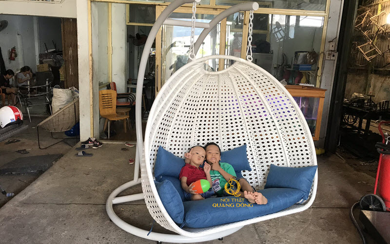 Xích đu giả mây QD-422 màu trắng tinh khôi điểm nhấn nổi bật